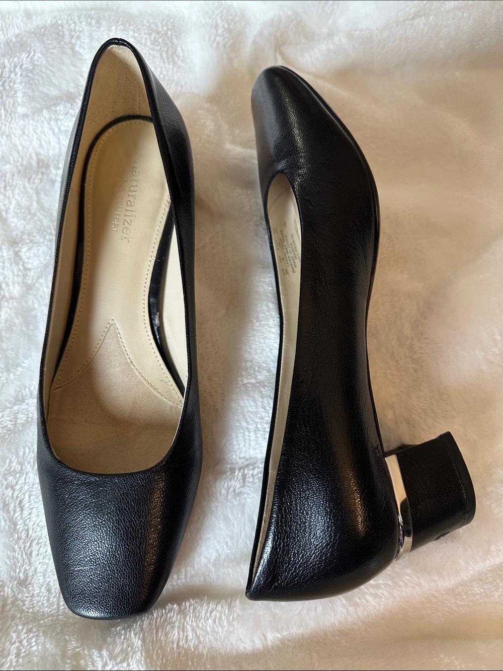 NATURALIZER Black Leather Square Toe Heels Sz 8 Feminine Classic Comfy Dancing